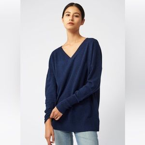 360 Cashmere navy v neck boyfriend sweater. Small